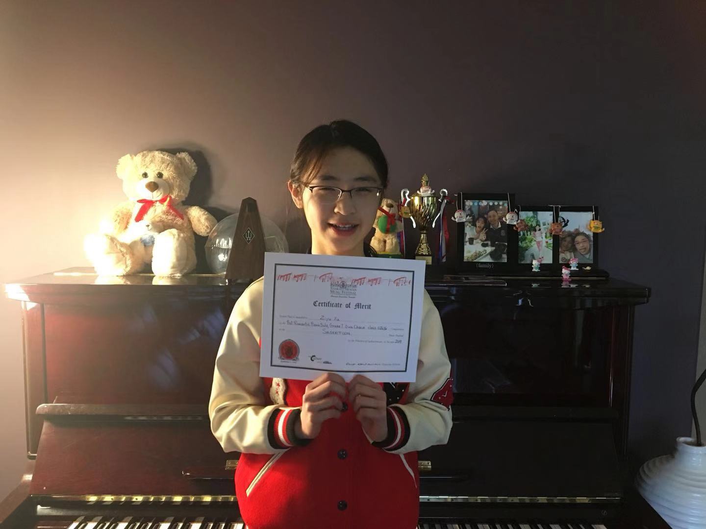 RCM 注册教师，20年教学经验，一对一教学
* 加拿大皇家音乐学院（RCM）认证专业钢琴教师，经验考级
* RCM 钢琴1-10级演奏 ，乐理， 和声， 音乐史（年龄不限）
* 学生4岁起至成人班
* 课时时间根据年龄和不同程度，分为30分钟，45分钟，60分钟
* 招生启蒙至ARCT所有级别的学生
* 成人零基础班
联系电话：7789512871